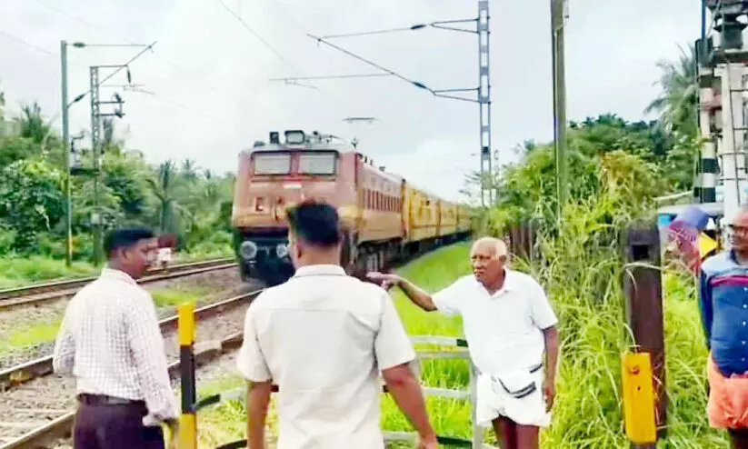 ഗുഡ്സ് ഓട്ടോ ഇടിച്ച് കൊടുമുണ്ട റെയിൽവേ ഗേറ്റ് തകർന്നു ഗുഡ്സ് ഓട്ടോ ഇടിച്ച് കൊടുമുണ്ട റെയിൽവേ ഗേറ്റ് തകർന്നു