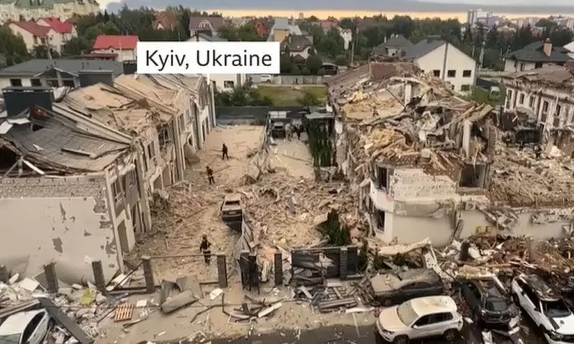യുക്രെയ്‌നിലുടനീളം റഷ്യയുടെ പുതിയ ആക്രമണം; കീവിലെ ജനവാസ മേഖല തകർന്നു