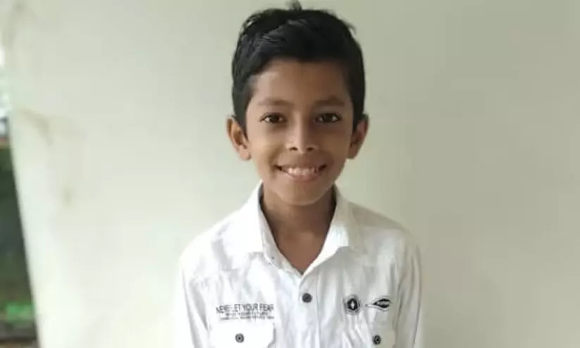 തെങ്ങിലെ പൊത്തിൽ നിന്നും തത്തയെ പിടിക്കാൻ ശ്രമിക്കുന്നതിനിടെ അപകടം; തെങ്ങ് മറിഞ്ഞ് വീണ് വിദ്യാർഥിക്ക് ദാരുണാന്ത്യം തെങ്ങിലെ പൊത്തിൽ നിന്നും തത്തയെ പിടിക്കാൻ ശ്രമിക്കുന്നതിനിടെ അപകടം; തെങ്ങ് മറിഞ്ഞ് വീണ് വിദ്യാർഥിക്ക് ദാരുണാന്ത്യം