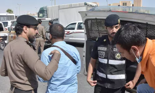 ആ​ഭ്യ​ന്ത​ര മ​ന്ത്രാ​ല​യ പ​രി​ശോ​ധ​ന;  ഒ​രാ​ഴ്ച​ക്കി​ടെ 18,421 നി​യ​മ​ലം​ഘ​ക​ർ പി​ടി​യി​ൽ