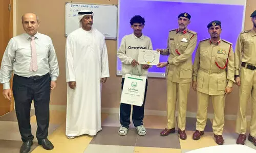 ന​ഷ്ട​പ്പെ​ട്ട പ​ഴ്​​സ്​ തി​രി​ച്ചേ​ൽ​പി​ച്ച വി​ദ്യാ​ർ​ഥി​ക്ക്​ പൊ​ലീ​സ്​ ആ​ദ​ര​വ്​