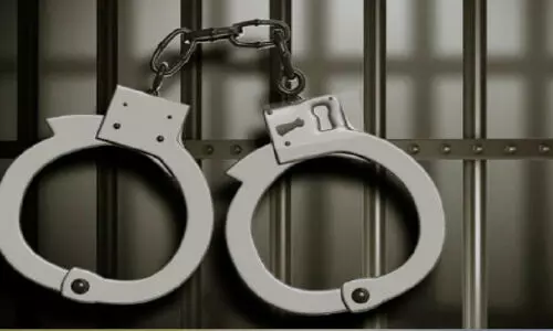 ഔ​ദ്യോ​ഗി​ക പ​ദ​വി ദു​രു​പ​യോ​ഗം ചെ​യ്തു; സോ​ഷ്യ​ൽ മീ​ഡി​യ​യി​ൽ വ്യാ​ജ വി​ഡി​യോ പ്ര​ച​രി​പ്പി​ച്ച യു​വ​തി റി​മാ​ൻ​ഡി​ൽ