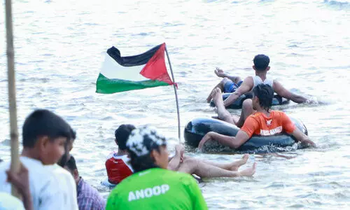 ഫലസ്തീന് ഐക്യദാർഢ്യവുമായി യുവാവ് ഫലസ്തീന് ഐക്യദാർഢ്യവുമായി യുവാവ്