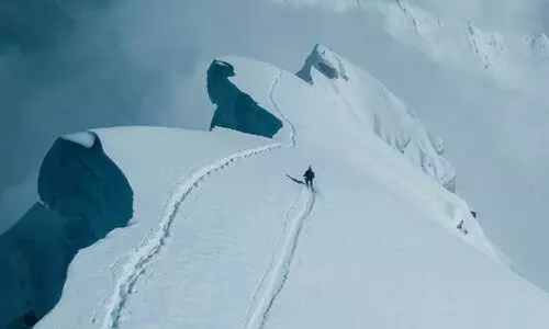 ലോകത്ത് ആദ്യമായി ഓക്സിജൻ വഹിക്കാതെ എവറസ്റ്റ് കീഴടക്കി പോളിഷ് പർവതാരോഹകൻ; മരണ മേഖലയിൽ  ചെലവഴിച്ചത് 16 മണിക്കൂർ