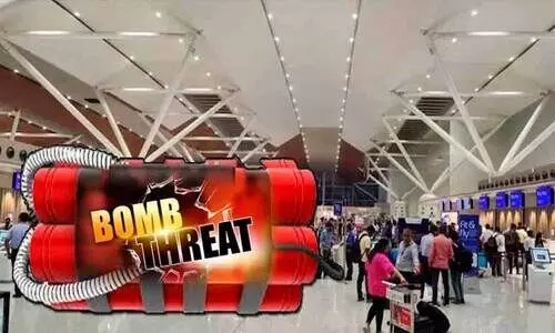 Delhi bomb threat,Delhi airport alert,Delhi schools closed,IGI Airport security,ഡൽഹി വിമാനത്താവളം, സ്കൂളുകൾ, ബോംബ് ഭീഷണി,
