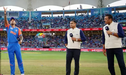 ഇന്ത്യ-പാക് ഫൈനലിൽ ടോസിനിടെ അസാധാരണ സംഭവങ്ങൾ; രവിശാസ്ത്രി പാക് നായകനോട് സംസാരിച്ചില്ല, പകരമെത്തിയത് വഖാർ യൂനിസ്