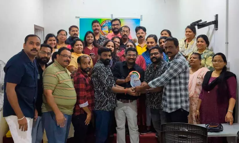 സ​ജി​മോ​ൻ രാ​മ​ൻ​കു​ട്ടി​ക്ക് കു​വൈ​ത്ത് കൊ​ല്ലം ഫ്ര​ണ്ട്‌​സ് യാ​ത്ര​യ​യ​പ്പ്