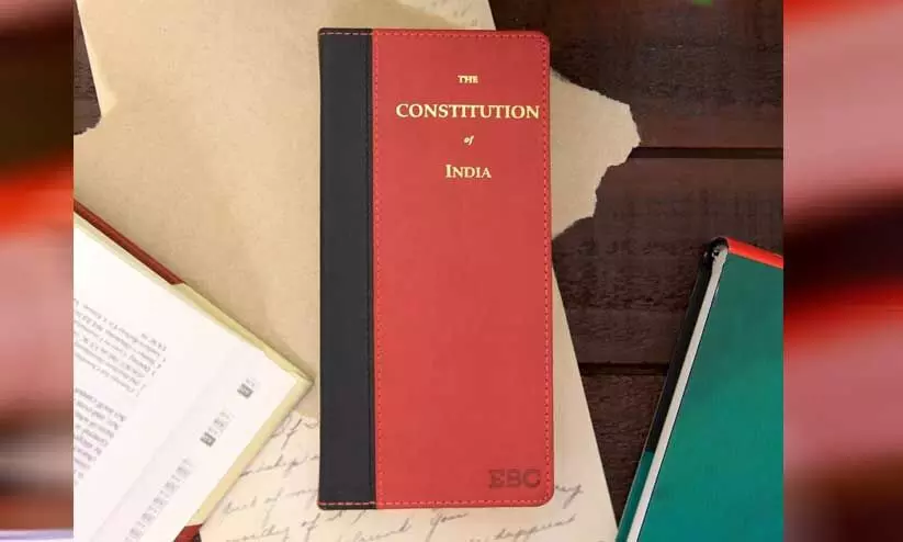 പോക്കറ്റ് ഭരണഘടനയുടെ രൂപകൽപ്പന കോപ്പി; പ്രസാധനവും വിൽപ്പനയും വിലക്കി ഡൽഹി ഹൈകോടതി പോക്കറ്റ് ഭരണഘടനയുടെ രൂപകൽപ്പന കോപ്പി; പ്രസാധനവും വിൽപ്പനയും വിലക്കി ഡൽഹി ഹൈകോടതി