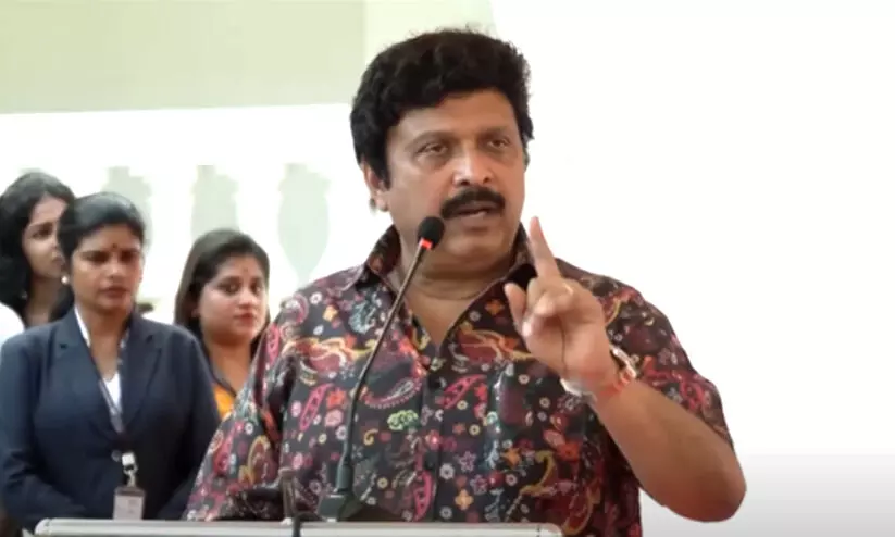 സദസ്സിൽ ആളില്ല, പരിപാടി റദ്ദാക്കുകയാണെന്ന് പറഞ്ഞ് ഇറങ്ങിപ്പോയി ഗണേഷ് കുമാർ; ഉദ്യോഗസ്ഥനെതിരെ നടപടിയെടുക്കുമെന്ന്