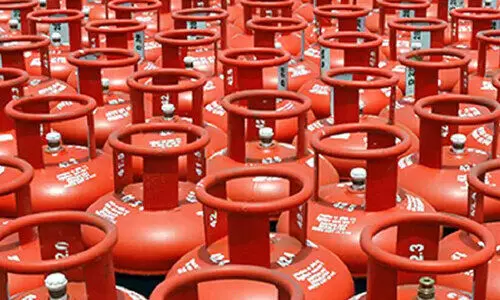 റദ്ദു ചെയ്യാതെ തന്നെ നിങ്ങളുടെ നിലവിലുള്ള എൽ.പി.ജി കണക്ഷൻ മറ്റൊരു കമ്പനിയിലേക്ക് പോർട്ട് ചെയ്യാം; എങ്ങനെ?