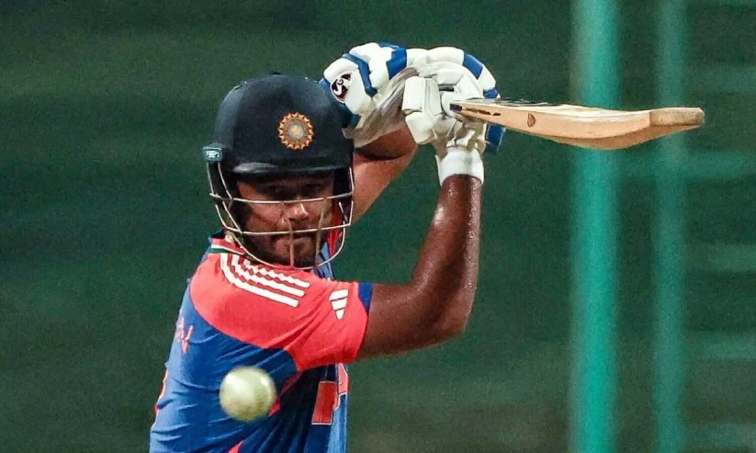 അവസരം ലഭിച്ചത് നാല് ഇന്നിങ്സിൽ മാത്രം, മിഡിൽ ഓഡറിൽ കളിച്ചിട്ടും ഗില്ലിനെ പിന്നിലാക്കി സഞ്ജു; ടീമിന് ഗുണമില്ലാത്ത മാറ്റം ചോദ്യം ചെയ്ത് തരൂർ