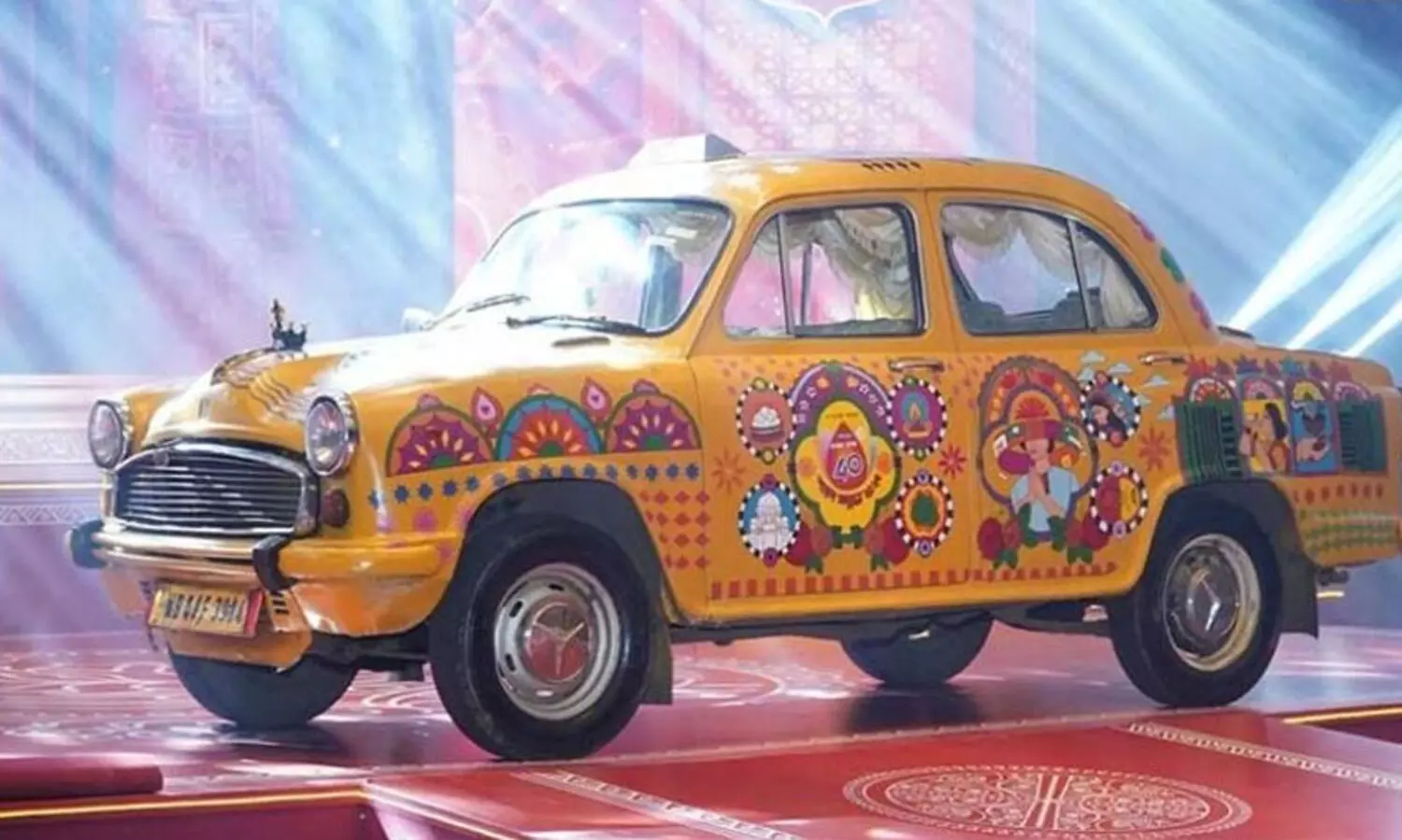 കലയുടെ തെരുവൊരുക്കാൻ   കൊൽക്കത്തയുടെ സ്വന്തം മഞ്ഞ ടാക്സികൾ