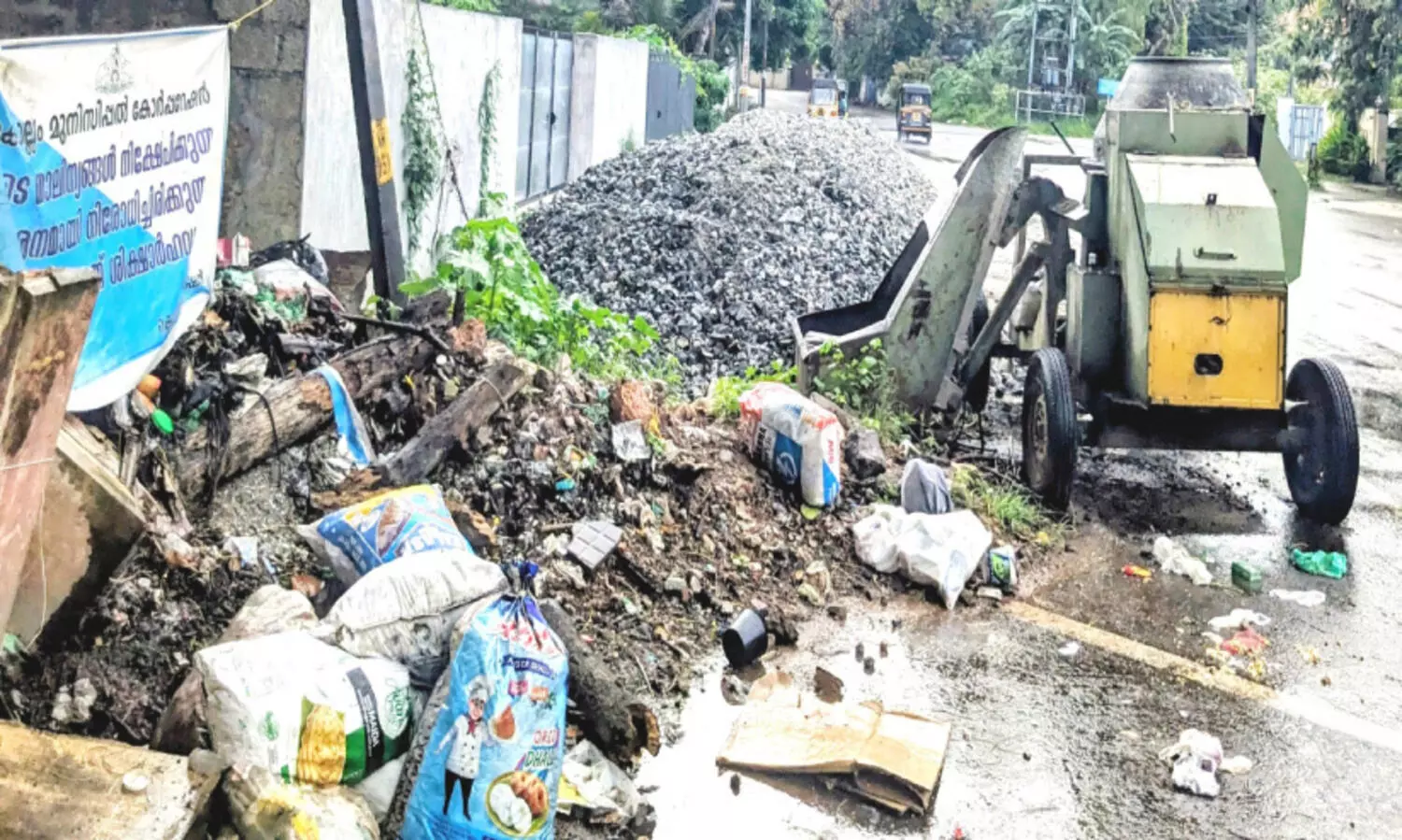 റോഡരികിൽ മാലിന്യം, കോൺക്രീറ്റ് മിക്സർ യന്ത്രം; യാത്രക്ക്​ തടസം