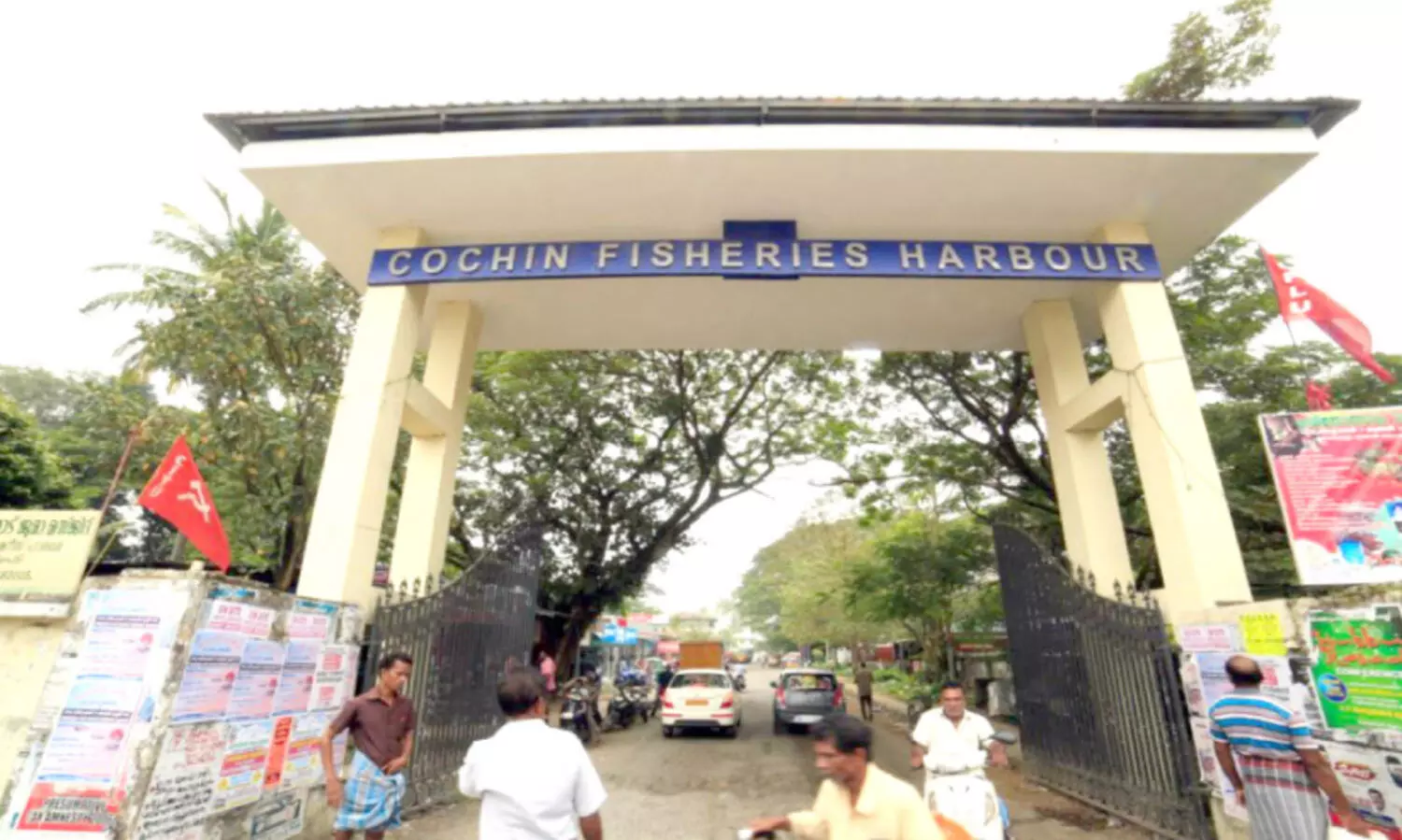 കൂലിത്തർക്കം; കൊച്ചി ഹാർബറിൽ മീൻ ഇറക്കുന്നത് നിലച്ചു