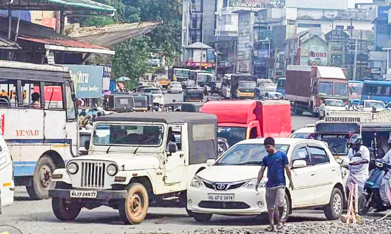 ട്രാഫിക് വാർഡൻമാരെ കൂട്ടത്തോടെ ഒഴിവാക്കി; നഗരം കുരുക്കിൽ