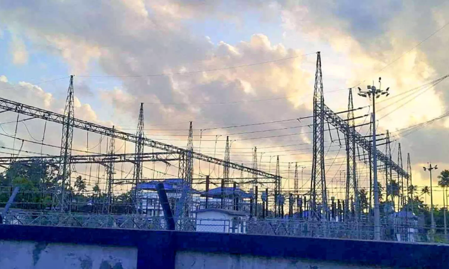 ചാലക്കുടി 220 കെ.വി സ്റ്റേഷനിലെ തകരാർ; ടൗണിൽ വൈദ്യുതി തടസ്സപ്പെടുന്നു