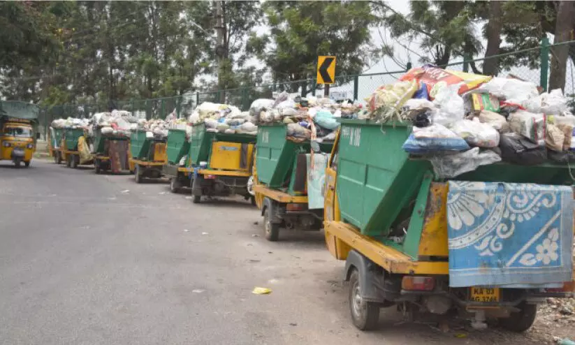 Contractors against officials in waste management