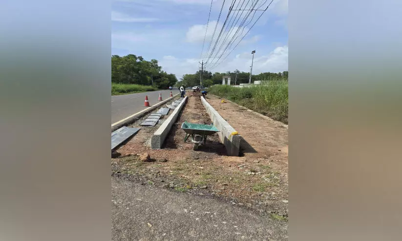 സിന്തറ്റിക് ടർഫിന്റെ പാർക്കിങ് കവരുന്ന നടപ്പാത വിവാദത്തിൽ സിന്തറ്റിക് ടർഫിന്റെ പാർക്കിങ് കവരുന്ന നടപ്പാത വിവാദത്തിൽ