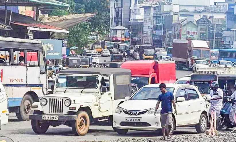 ട്രാഫിക് വാർഡൻമാരെ കൂട്ടത്തോടെ ഒഴിവാക്കി; നഗരം കുരുക്കിൽ ട്രാഫിക് വാർഡൻമാരെ കൂട്ടത്തോടെ ഒഴിവാക്കി; നഗരം കുരുക്കിൽ