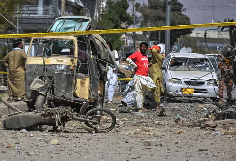 പാക് സൈനിക സുരക്ഷാ ആസ്ഥാനത്തിനു പുറത്ത് ഉഗ്ര കാർ ബോംബ് സ്ഫോടനം: 8 മരണം; നിരവധി പേർക്ക് പരിക്ക് പാക് സൈനിക സുരക്ഷാ ആസ്ഥാനത്തിനു പുറത്ത് ഉഗ്ര കാർ ബോംബ് സ്ഫോടനം: 8 മരണം; നിരവധി പേർക്ക് പരിക്ക്