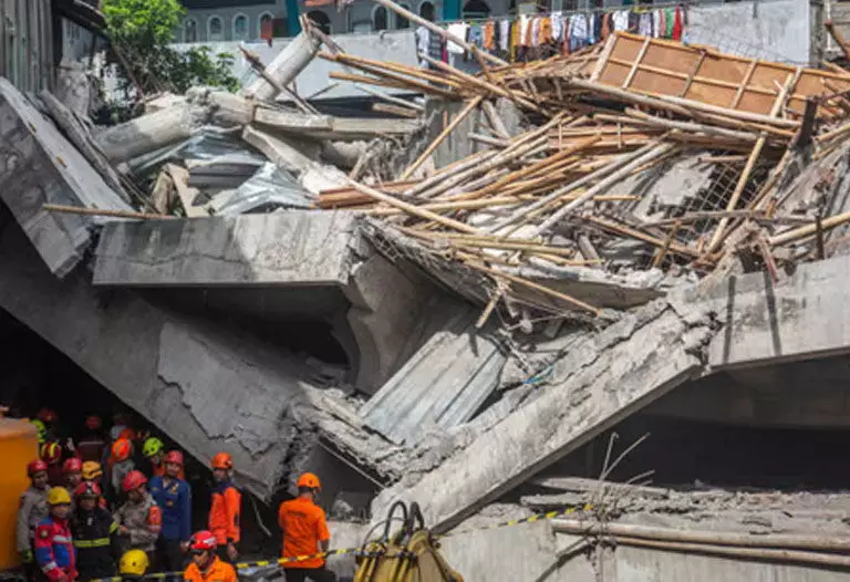 ഇന്തോനേഷ്യയിൽ സ്കൂൾ കെട്ടിടം തകർന്നു വീണു: ഒരു മരണം; 65 വിദ്യാർഥികൾ അവശിഷ്ടങ്ങൾക്കടിയിൽ