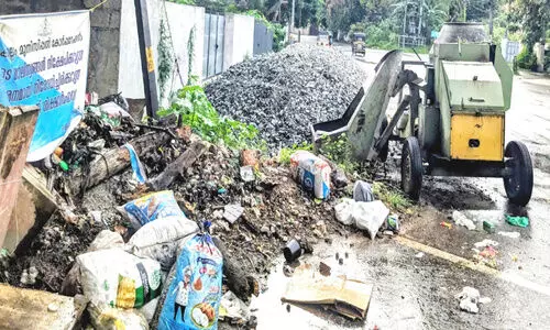 റോഡരികിൽ മാലിന്യം, കോൺക്രീറ്റ് മിക്സർ യന്ത്രം; യാത്രക്ക്​ തടസം