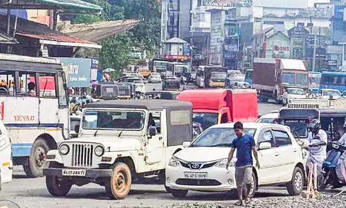 ട്രാഫിക് വാർഡൻമാരെ കൂട്ടത്തോടെ ഒഴിവാക്കി; നഗരം കുരുക്കിൽ ട്രാഫിക് വാർഡൻമാരെ കൂട്ടത്തോടെ ഒഴിവാക്കി; നഗരം കുരുക്കിൽ