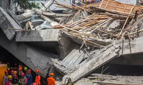 ഇന്തോനേഷ്യയിൽ സ്കൂൾ കെട്ടിടം തകർന്നു വീണു: ഒരു മരണം; 65 വിദ്യാർഥികൾ അവശിഷ്ടങ്ങൾക്കടിയിൽ