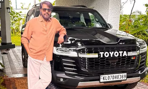 പുത്തൻ ലുക്കിൽ സ്വയം ഡ്രൈവ് ചെയ്ത് മമ്മൂക്ക വിമാനത്താവളത്തിൽ എത്തിയത് ഇഷ്ട്ട വാഹനത്തിൽ; ടൊയോട്ട ലാൻഡ് ക്രൂയിസറിനെകുറിച്ച് കൂടുതൽ അറിയാം