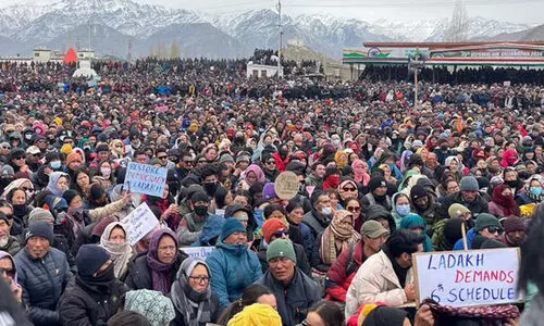പുകയടങ്ങാതെ ഹിമാലയൻ താഴ്വര പുകയടങ്ങാതെ ഹിമാലയൻ താഴ്വര