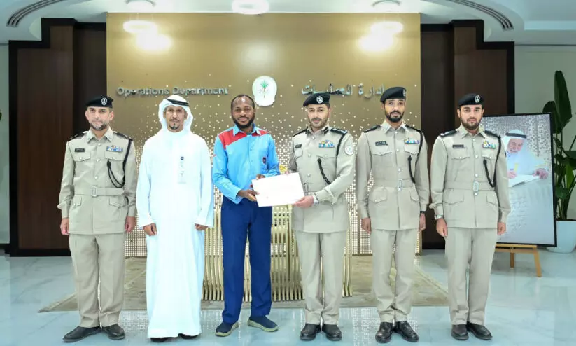 യാത്രക്കാരിയുടെ മൊബൈൽ തിരിച്ചേൽപിച്ച ടാക്സി ഡ്രൈവർക്ക് ആദരം യാത്രക്കാരിയുടെ മൊബൈൽ തിരിച്ചേൽപിച്ച ടാക്സി ഡ്രൈവർക്ക് ആദരം