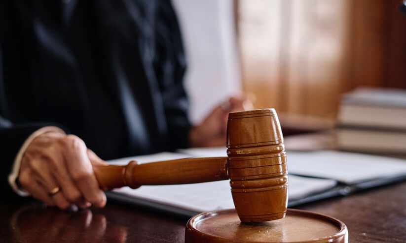 യുവതിയുടെ ദൃശ്യം പകർത്തിയ യുവാവിന് പിഴ വിധിച്ച് കോടതി യുവതിയുടെ ദൃശ്യം പകർത്തിയ യുവാവിന് പിഴ വിധിച്ച് കോടതി