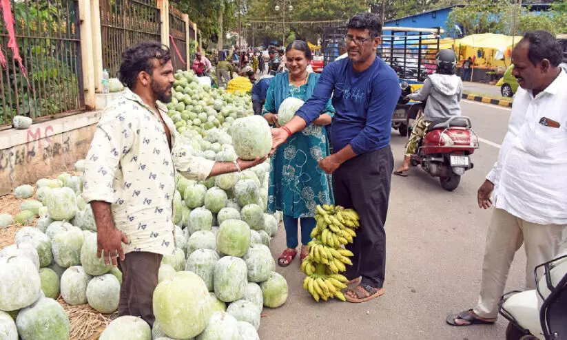 നവരാത്രി: മാർക്കറ്റുകളിൽ വൻ തിരക്ക് നവരാത്രി: മാർക്കറ്റുകളിൽ വൻ തിരക്ക്