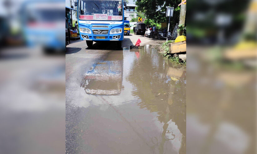റോഡിൽ മഴവെള്ളക്കെട്ട്: രണ്ടുദിവസങ്ങളിലായി ആറ് അപകടങ്ങൾ റോഡിൽ മഴവെള്ളക്കെട്ട്: രണ്ടുദിവസങ്ങളിലായി ആറ് അപകടങ്ങൾ