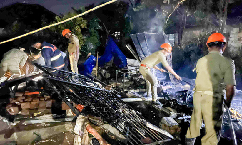 ഗ്യാസ് സിലിണ്ടർ പൊട്ടിത്തെറിച്ച് വീട് തകർന്നു ഗ്യാസ് സിലിണ്ടർ പൊട്ടിത്തെറിച്ച് വീട് തകർന്നു