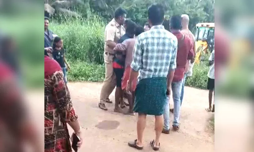 മാലിന്യ സംസ്കരണ പ്ലാന്റിന് മുന്നിൽ യുവാവിന്റെ ആത്മഹത്യാശ്രമം മാലിന്യ സംസ്കരണ പ്ലാന്റിന് മുന്നിൽ യുവാവിന്റെ ആത്മഹത്യാശ്രമം