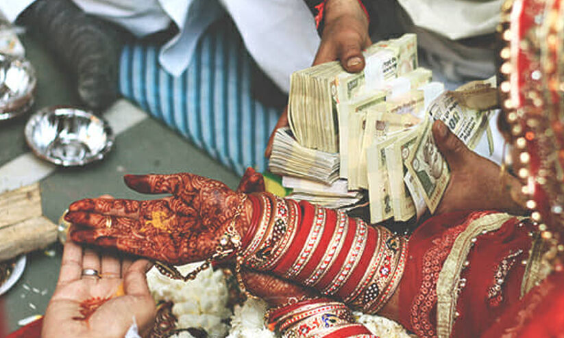 സ്ത്രീധനത്തിന്റെ പേരിൽ നവവധുവിനെ വീട്ടിൽനിന്ന് ഇറക്കിവിട്ടതായി പരാതി സ്ത്രീധനത്തിന്റെ പേരിൽ നവവധുവിനെ വീട്ടിൽനിന്ന് ഇറക്കിവിട്ടതായി പരാതി