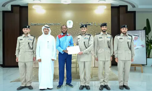 യാത്രക്കാരിയുടെ മൊബൈൽ തിരിച്ചേൽപിച്ച ടാക്സി ഡ്രൈവർക്ക്​ ആദരം