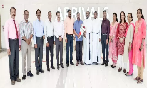 ഡോ. ​സ​ണ്ണി ഇ. ​മാ​ത്യു​വി​ന് സ്വീ​ക​ര​ണം ന​ൽ​കി