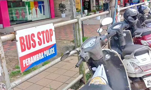 ബ​സ് സ്റ്റോ​പ് ബോ​ർ​ഡ് വ​ന്നു; പ​ക്ഷേ, യാ​ത്ര​ക്കാ​ർ എ​വി​ടെ നി​ൽ​ക്കും?