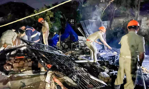 ഗ്യാ​സ് സി​ലി​ണ്ട​ർ പൊ​ട്ടി​ത്തെ​റി​ച്ച് വീ​ട് ത​ക​ർ​ന്നു