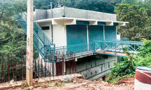 ആ‘ശങ്ക’ അകലുന്നു;  ഇരുമ്പുപാലത്ത് ആധുനിക   ശുചിമുറി ഒരുങ്ങുന്നു