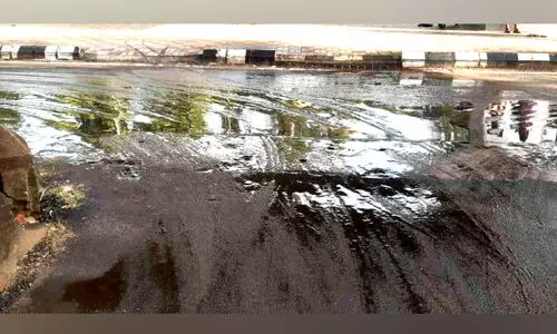 റെയിൽവേ മേൽപ്പാലത്തിൽ ശുചിമുറി മാലിന്യം നിക്ഷേപിച്ചു