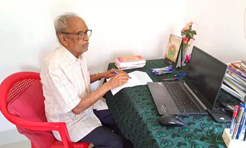 പ്രായം പ്രശ്നമല്ലെന്ന് എഴുത്തിലൂടെ തെളിയിച്ച് കുറ്റിപ്പുഴ രവി