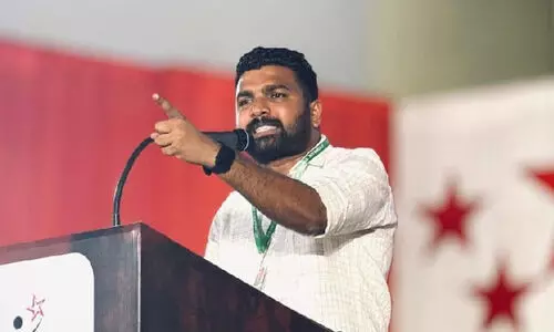 sfi against kerala university VC