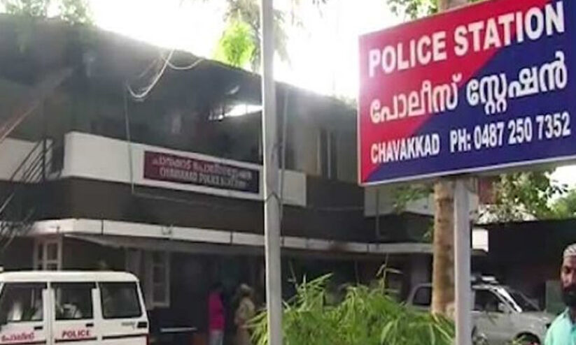 ചാവക്കാട് എസ്.ഐക്കും പൊലീസുകാരനും പ്രതിയുടെ കുത്തേറ്റു; സംഭവം അറസ്റ്റിനുള്ള ശ്രമത്തിനിടെ ചാവക്കാട് എസ്.ഐക്കും പൊലീസുകാരനും പ്രതിയുടെ കുത്തേറ്റു; സംഭവം അറസ്റ്റിനുള്ള ശ്രമത്തിനിടെ