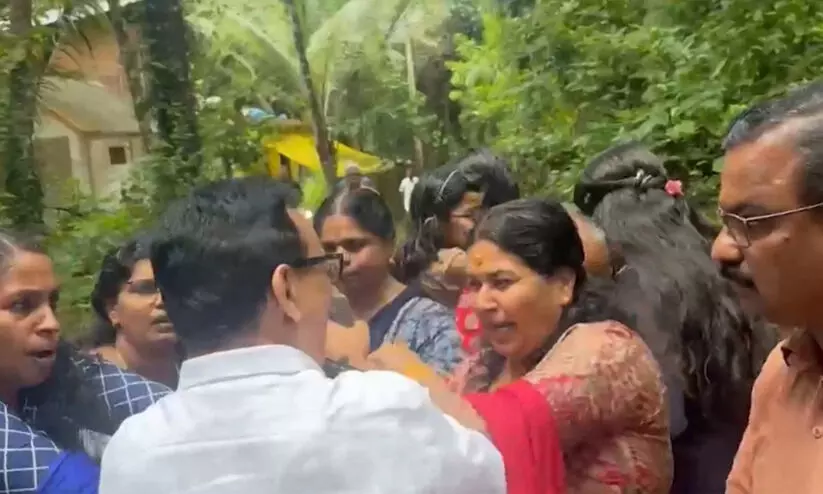 കെ.പി. മോഹനൻ എം.എൽ.എയെ കൈയ്യേറ്റം ചെയ്തതിന് 25 പേർക്കെതിരെ കേസ് കെ.പി. മോഹനൻ എം.എൽ.എയെ കൈയ്യേറ്റം ചെയ്തതിന് 25 പേർക്കെതിരെ കേസ്