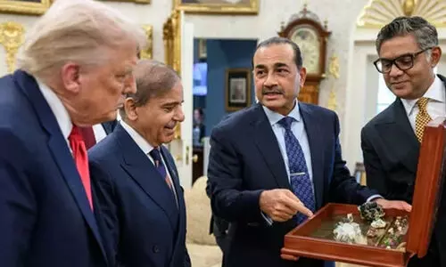 അപൂർവ ഭൗമ ധാതുക്കൾ ട്രംപിനെ കാണിച്ചു കൊടുത്ത് പാക് ആർമി ചീഫ്; ഇതെന്ത് തമാശയെന്ന് സെനറ്ററുടെ വിമർശനം