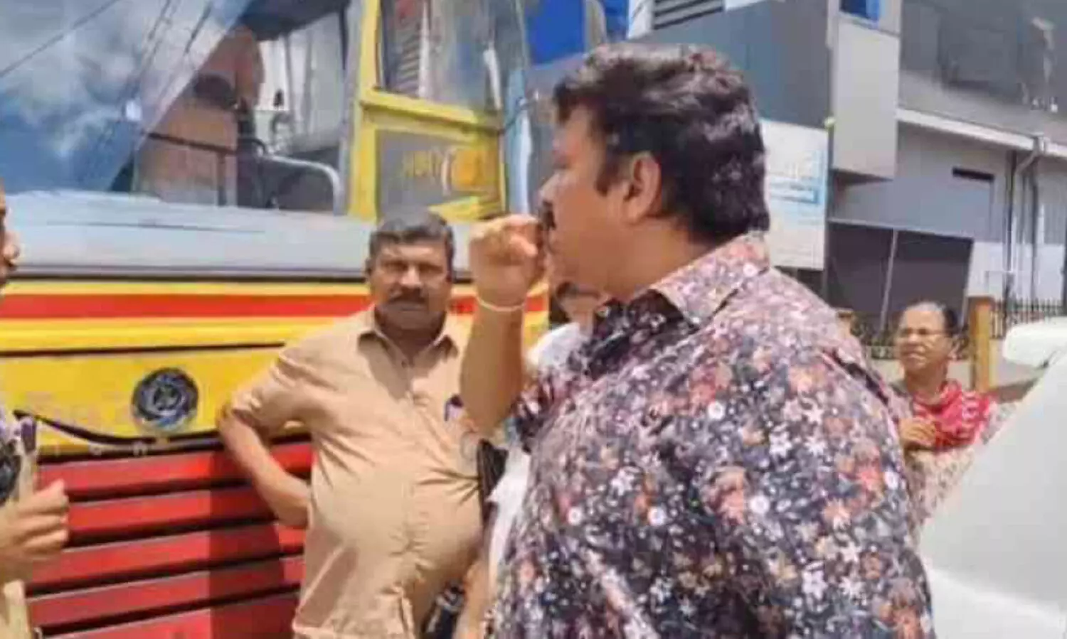 കെ.എസ്.ആർ.ടി.സി ബസ്​ വഴിയിൽ തടഞ്ഞ് വകുപ്പ് മന്ത്രി; ജീവനക്കാർക്ക് ശകാരം