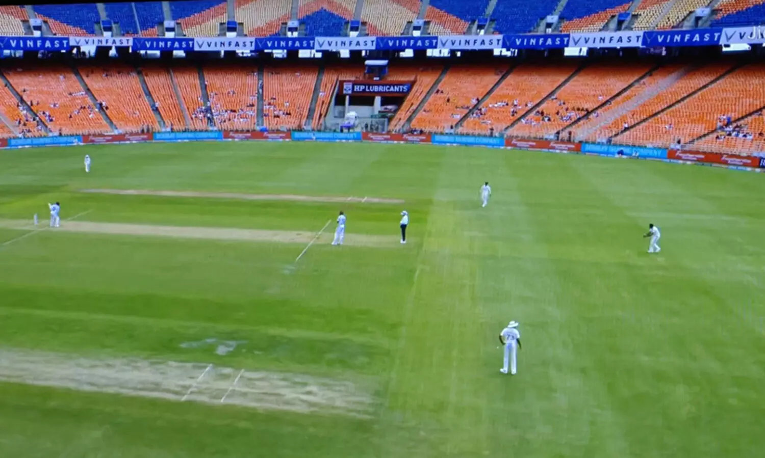 വയനാട്ടിൽ രഞ്ജി കാണാനെത്തുന്നത് നൂറുകണക്കിന് കാണികൾ, അഹ്മദാബാദിൽ ടെസ്റ്റ് മത്സരം കാണാൻ ആളില്ല, നാണക്കേടിൽ ബി.സി.സി.ഐ